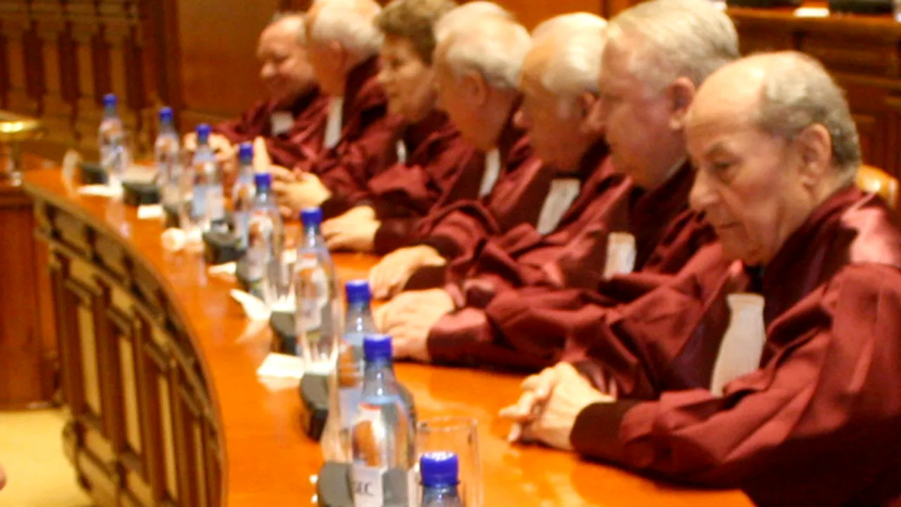 CC: Legiuitorul nu poate limita cumul de funcţii în situaţiile prevăzute de Constituţie