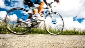 Te deplasezi cu bicicleta sau trotineta? Ai putea raporta online sau prin SMS eventualele gropi şi alte probleme de pe piste