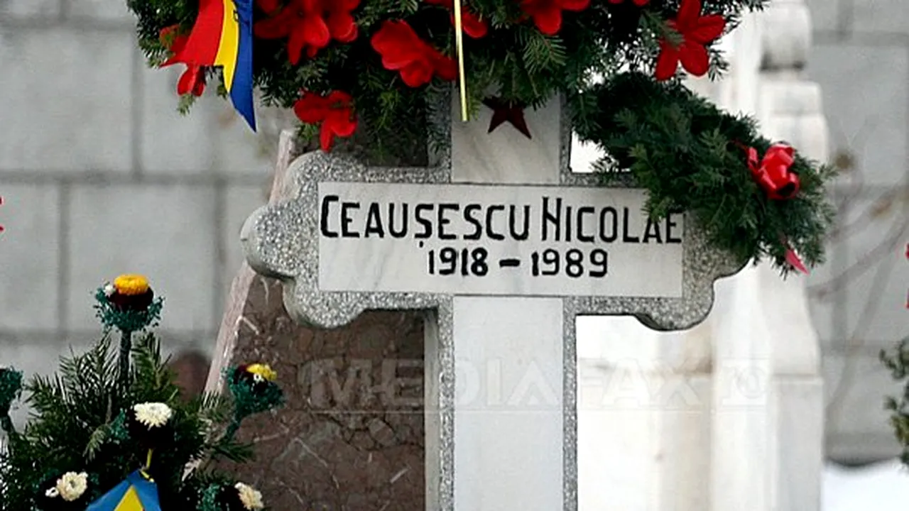 Nicolae şi Elena Ceauşescu, deshumaţi pentru prelevarea de probe ADN - VIDEO