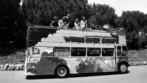 Ascultă SMART RADIO. Autobuzul lui Paul şi al Lindei McCartney, scos la licitaţie pentru 25.000 de lire sterline