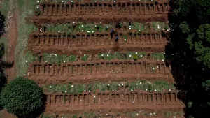 VIDEO Imagini apocaliptice surprinse de dronă. Mii de morminte săpate în Brazilia pentru victimele răpuse de COVID-19