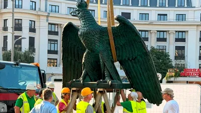 SOCIAL Un simbol dispărut al Bucureștiului se întoarce după 82 de ani. Vulturul și grifonii, montați pe Palatul Universității
