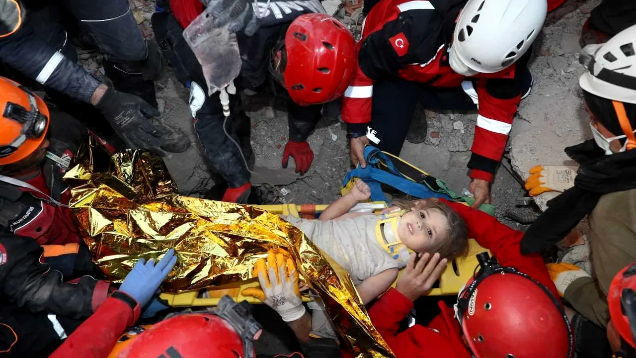 O nouă minune în Turcia. Ayda, în vârstă de patru ani, a fost salvată de sub din dărâmături la 91 de ore de la cutremurul din Izmir