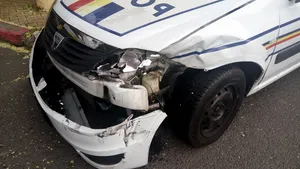 O maşină de poliţie a fost implicată într-un accident pe când mergea la o intervenţie