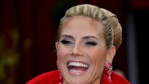 Heidi Klum îşi potoleşte pofta de dulciuri cu balsam de buze
