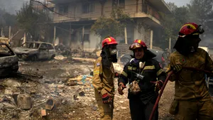 Poliţia a arestat zeci de persoane pe care le acuză că au provocat incendiile uriaşe din Grecia