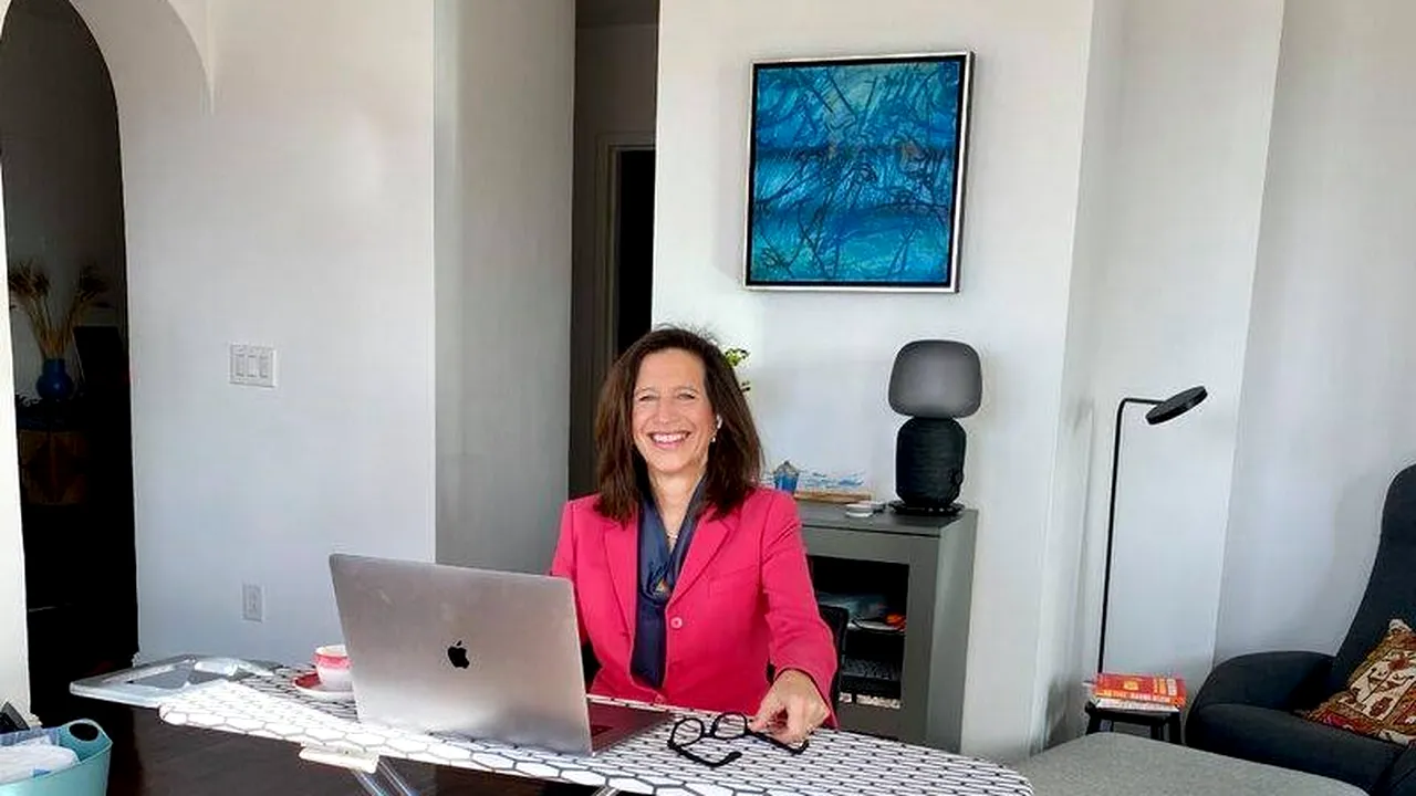 Melissa Fleming, reprezentantă ONU, şi-a transformat masa de călcat în biroul de acasă