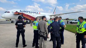 Anunţul ministrului de Interne francez, după ameninţarea cu bombă de la bordul unui avion de pasageri Air France