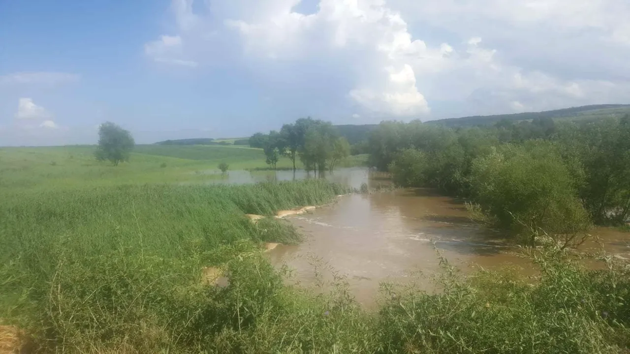FOTO Un dig s-a rupt în judeţul Neamţ. A fost convocat Comitetul Ministerial pentru Situaţii de Urgenţă 