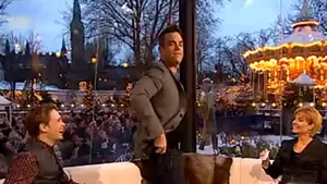 Robbie Williams şi-a arătat posteriorul într-o emisiune TV - VIDEO