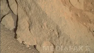 Roverul Curiosity a descoperit dovezi ale existenţei unui fost lac cu apă dulce pe Marte - FOTO