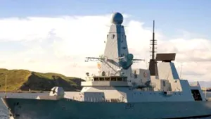 Royal Navy trage cu tunul in O.Z.N.-uri