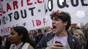 Noi proteste în Franţa faţă de reforma pensiilor / Macron afirmă că protestatarii nu au legitimitate 