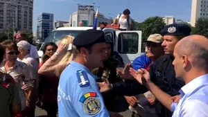Şase protestatari din Piaţa Victoriei au avut nevoie de îngrijri medicale, doi au fost duşi la spital