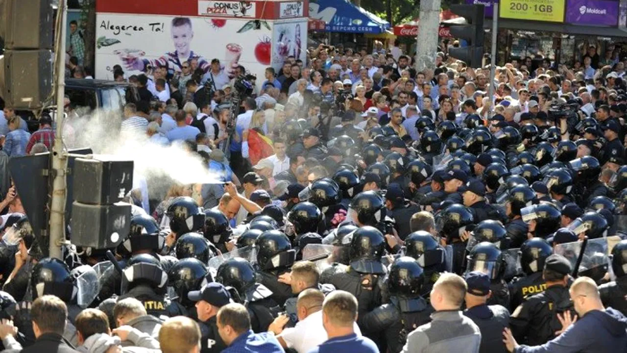 Proteste la Chişinău, în ziua celebrării a 25 de ani de la obţinerea independenţei de către Republica Moldova. Poliţia a folosit gaze lacrimogene - FOTO, VIDEO