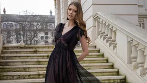 Rochii elegante superbe, trucul femeilor pentru a face o bună impresie (P)
