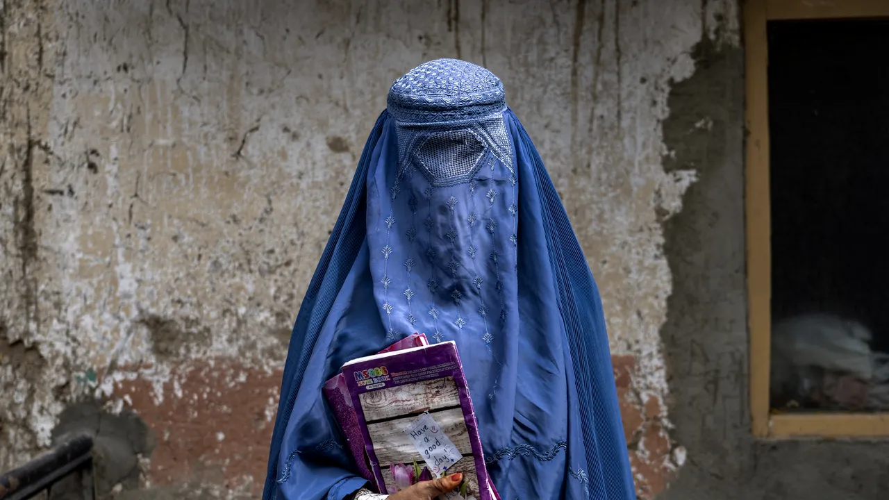 Interviu cu Zarqa Yaftali, directoare a unei fundaţii pentru femei din Afganistan: Femeile din Afganistan sunt acelea despre care lumea uită. Talibanii nu ne mai acceptă nici ca oameni