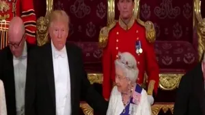 Gest controversat al lui Donald Trump, în timpul vizitei în Marea Britanie. Preşedintele american ar fi atins-o neprotocolar pe Regina Elizabeth 