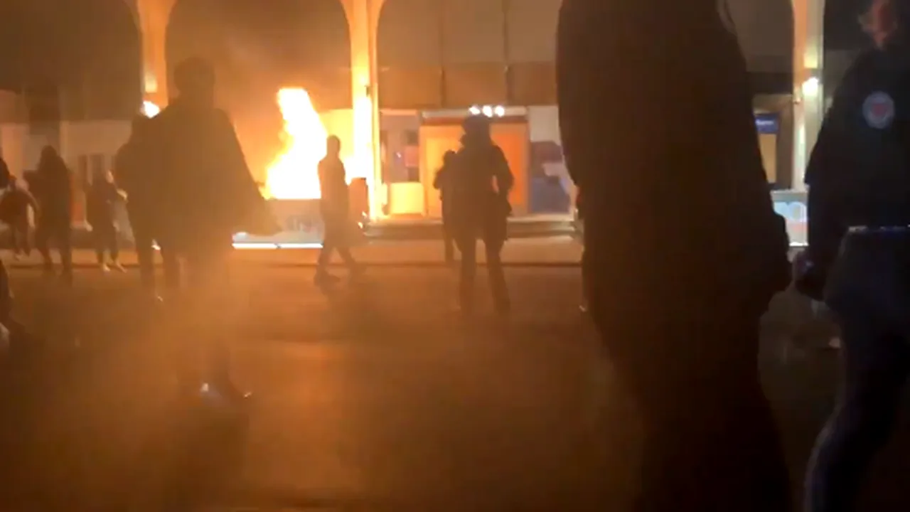 Pagube de 150.000 de euro în urma unui protest violent. Oamenii sunt nemulţumiţi de brutalitatea poliţiei