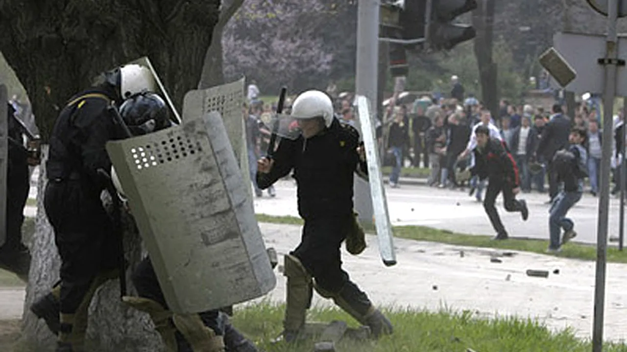 Imagini cu poliţişti lovind protestatari la Chişinău, trimise la Bucureşti pentru expertiză