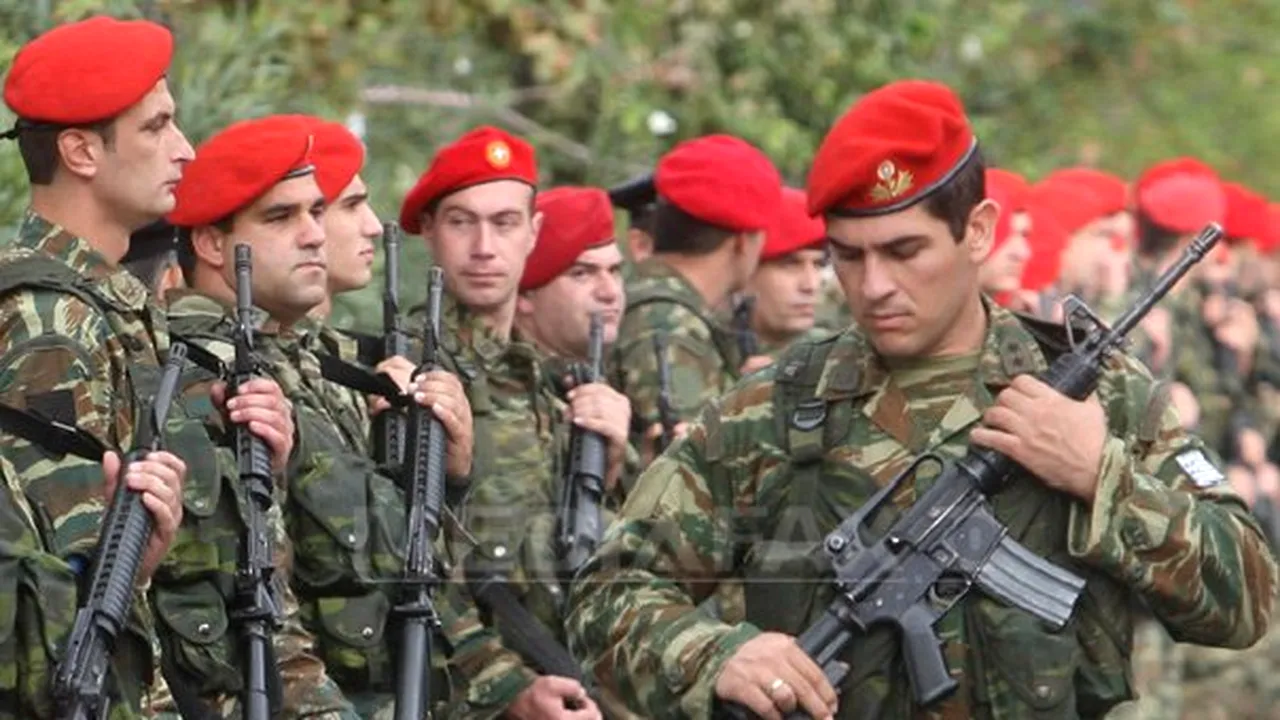 Creditorii externi sugerează Greciei să renunţe la serviciul militar obligatoriu pentru a face economii