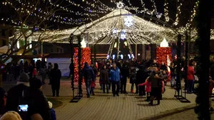 Colet suspect în Piaţa Constituţiei din Capitală, la Târgul de Crăciun, semnalat prin apelul de urgenţă 112 / Controlul pirotehnic s-a încheiat, alarma a fost falsă
