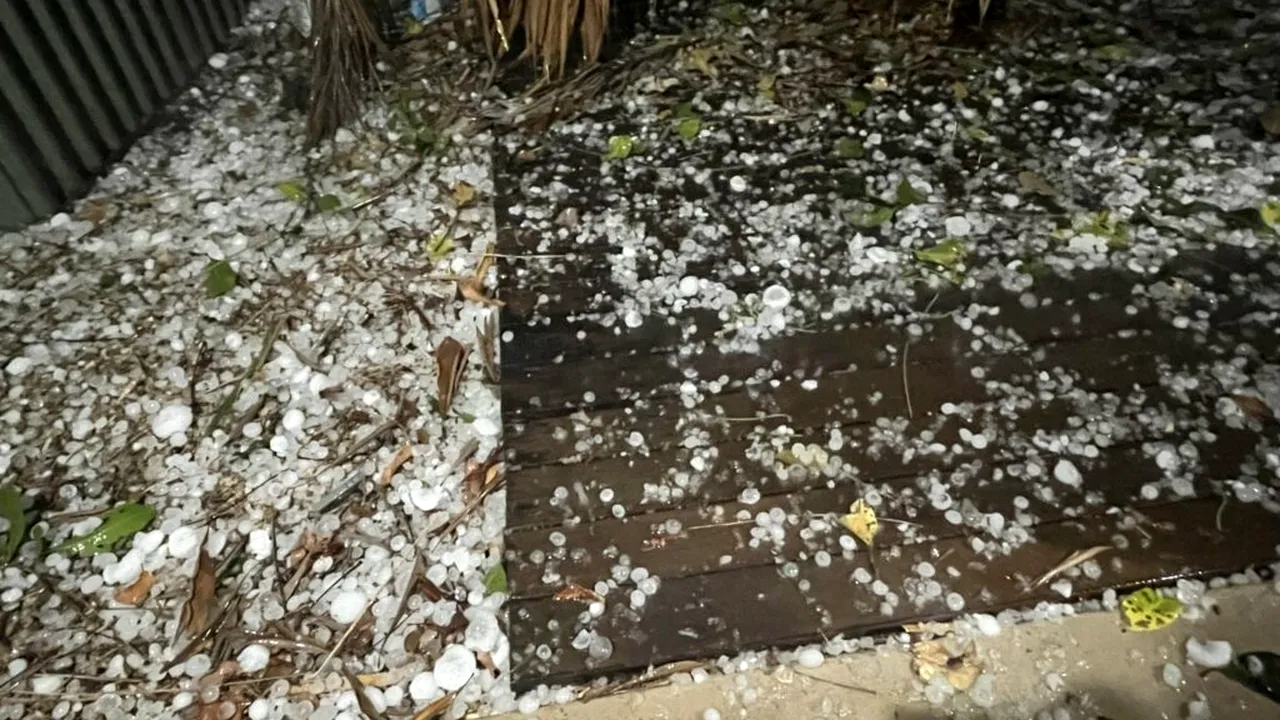 Grindină gigantică în Australia / Bucăți de gheață de 14 cm au distrus case, panouri solare și au lăsat fără electricitate aproape 100.000 de locuințe