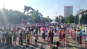 Festivalul Iei la Iaşi: Concert maraton de muzică populară şi sute de oameni prinşi în hore | FOTO