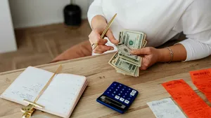 Tot mai mulți tineri depind financiar de părinți. Specialiștii: ajutorul trebuie să aibă reguli clare