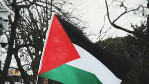 Primari din Franța înalță steagul palestinian, sfidând ordinul guvernului