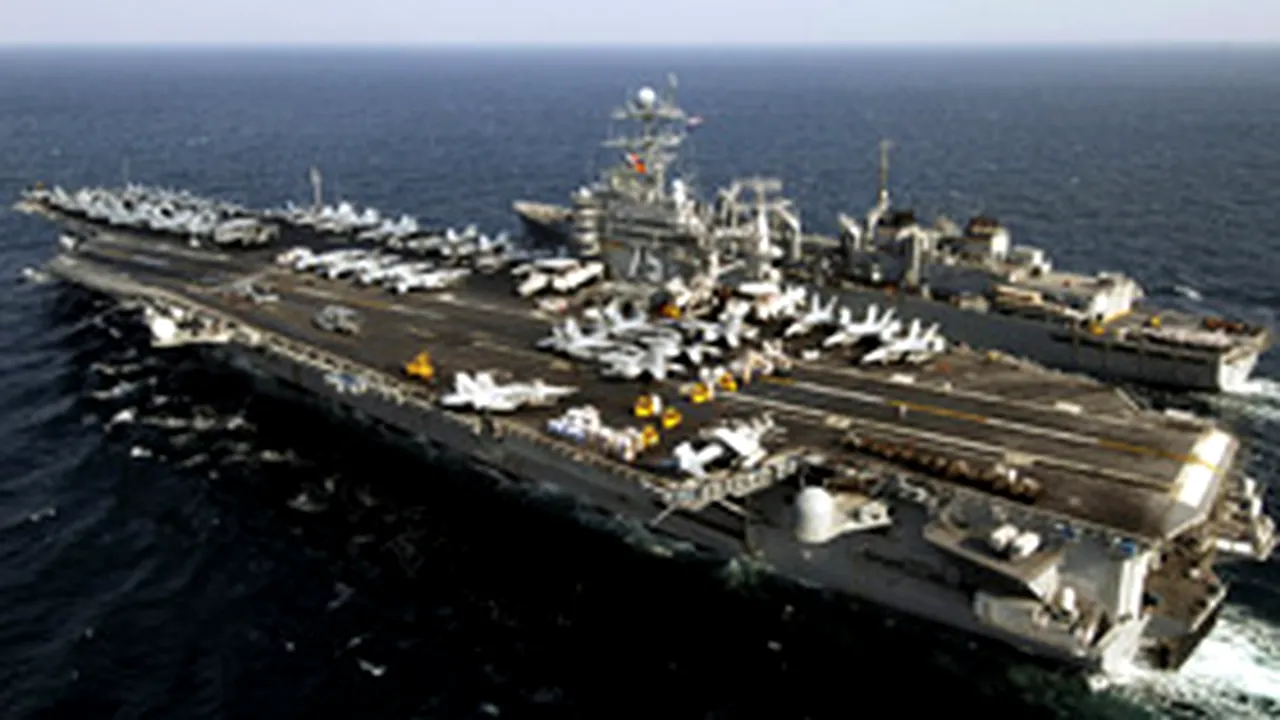 Două bombardiere ruseşti au survolat un portavion american