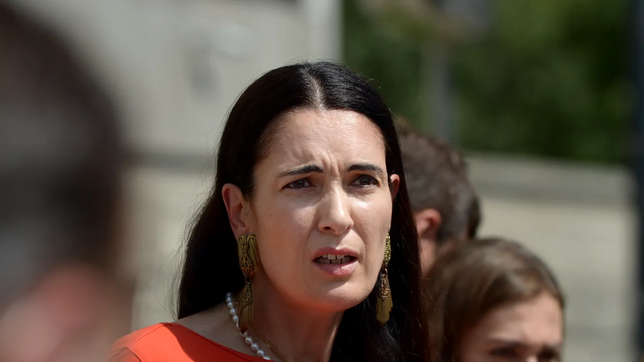 Clotilde Armand anunţă în miez de noapte semnarea unui contract de salubrizare în sistem de urgenţă