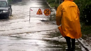 Autocar cu 40 de pasageri, blocat pe şoseaua de centură a oraşului Buzău din cauza inundaţiilor