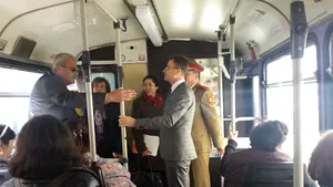 GALERIE FOTO Plimbare gratuită prin Timişoara cu un tramvai decorat de studenţi, de Ziua Europei