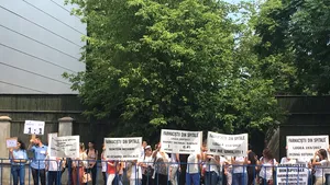 Farmaciştii au pichetat Ministerul Muncii: Legea salarizării ne discriminează, suntem umiliţi | FOTO, VIDEO
