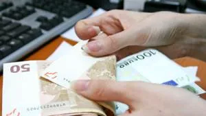 Romanian Insurance Agent Cons 120 People