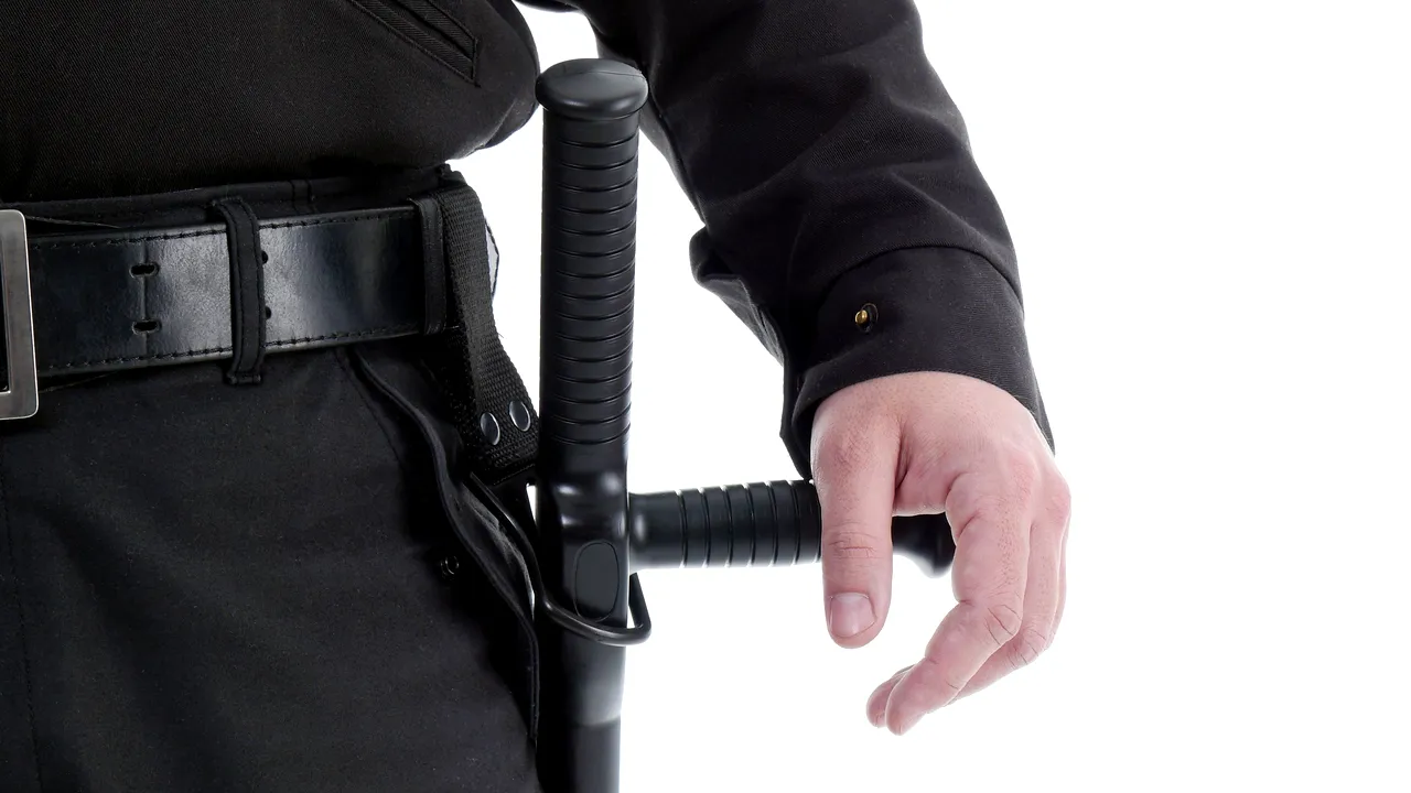 Chemaţi să aplaneze un conflict într-un bar, doi agenţi de pază din Hunedoara i-au bătut pe scandalagii