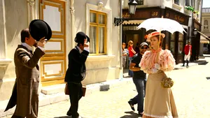 Loredana şi Adela Popescu interpretează melodia de generic a serialului de epocă 