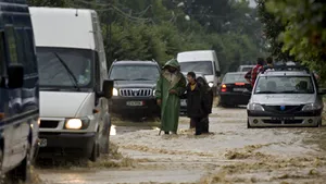 Opt drumuri naţionale din nordul ţării, închise din cauza inundaţiilor