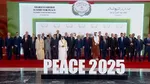 Fotografie de grup la Sharm el-Sheikh: Trump, înconjurat de lideri mondiali şi de preşedintele FIFA