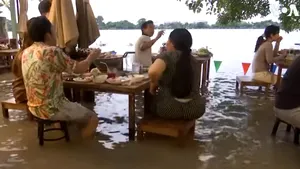 VIDEO În loc să se închidă din cauza inundaţiilor, un restaurant face ”valuri” şi atrage clienţi. „Criza s-a transformat într-o oportunitate