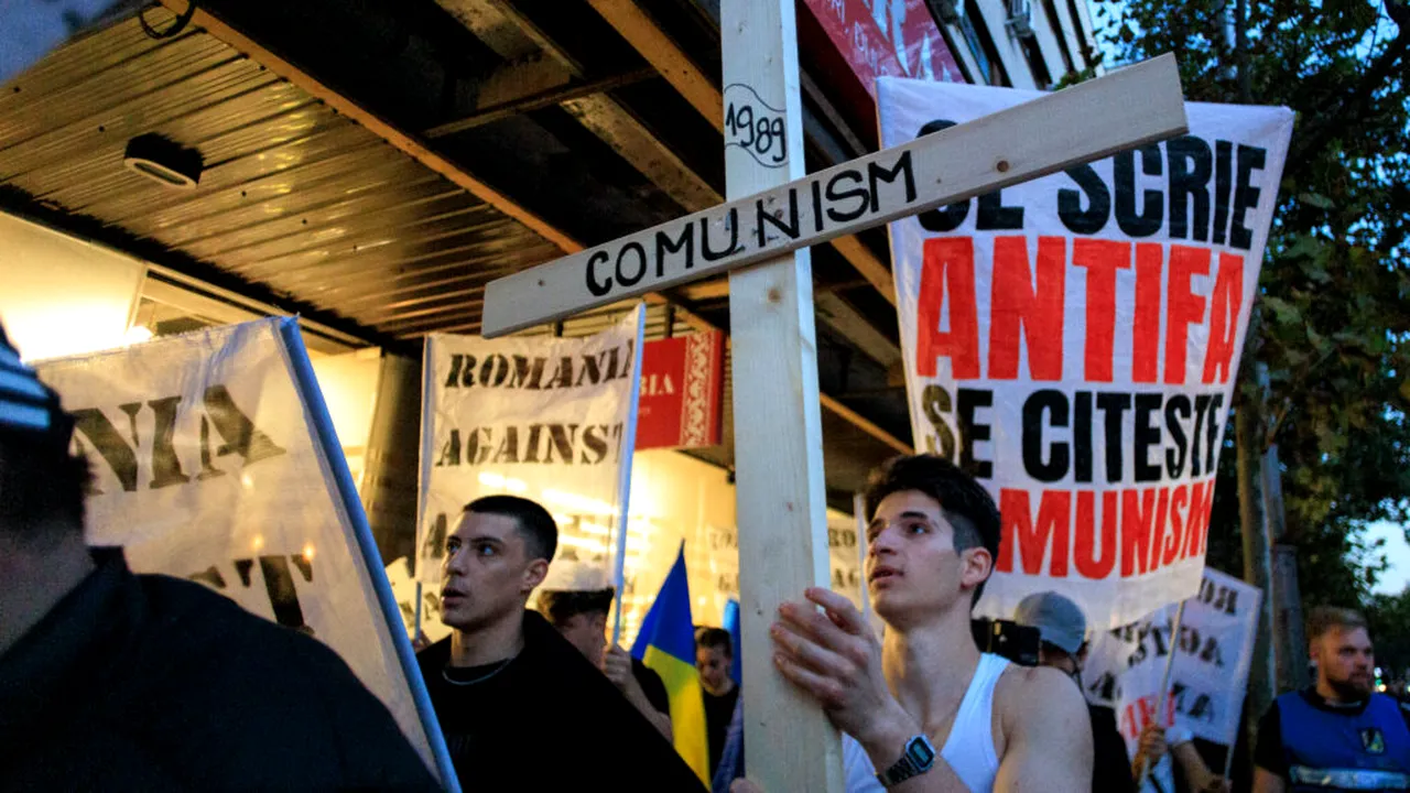Protest împotriva mișcării Antifa în centrul Bucureștiului, organizat de o grupare de ultrași cu un istoric de acțiuni de extremă dreapta. Aproximativ 100 de participanți