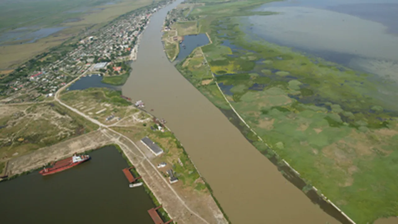 Circulaţia navelor pe Canalul şi Bara Sulina, oprită din cauza unei furtuni