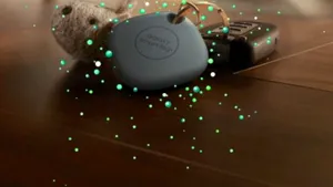 Samsung lansează SmartTag Plus. Un dispozitiv care ajută utilizatorii să îşi găsească obiectele pierdute.