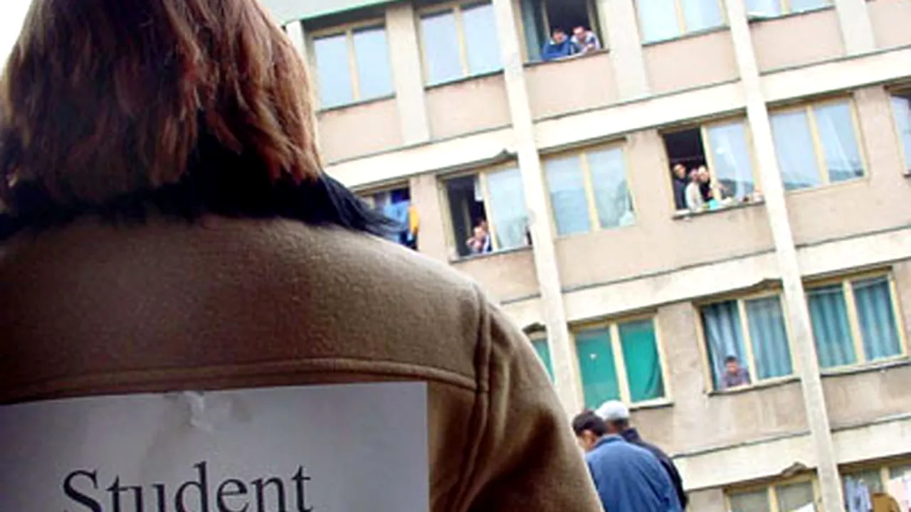 Aproximativ 300 de studenţi au pichetat sediul Ministerului Educaţiei