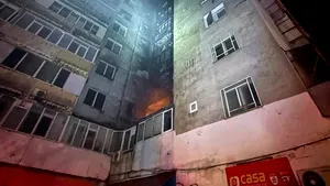 Peste 120 de persoane au ieşit din apartamente în urma incendiului din blocul din Sectorul 5