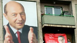 ProDemocraţia: Băsescu şi Geoană au cheltuit, în 14 oraşe, circa 700.000 de euro pe outdoor
