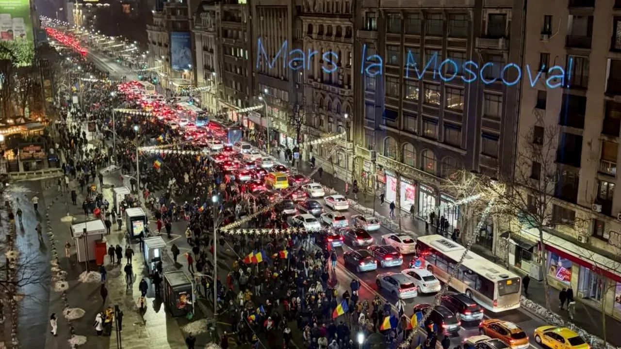 Bărbatul care a proiectat mesajul „Marș la Moscova” în timpul protestului AUR a fost sancționat. Ce amendă a primit