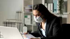 80.000 de angajaţi a unei companii GIGANTICE vor lucra permanent de acasă