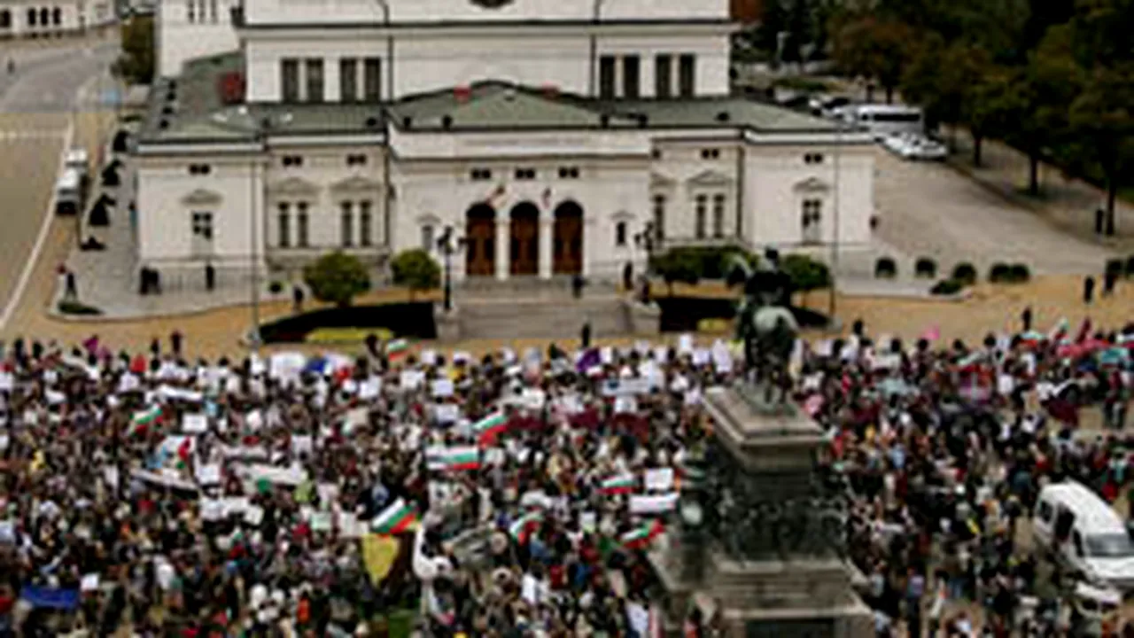 Sofia: Circa 50.000 de profesori protestează pe străzi